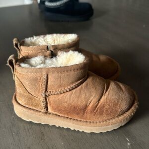 Toddler Uggs US size 9 chestnut